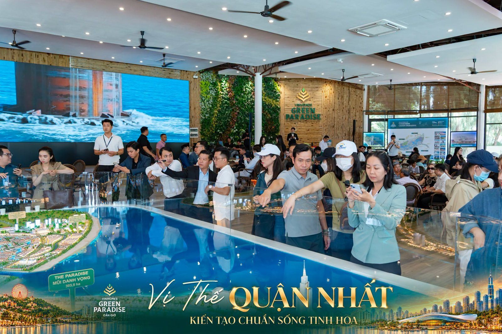 Khách hàng tham quan văn phòng bán hàng
