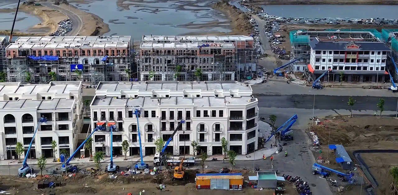 Các dãy nhà phố đang hoàn thiện tại Vinhomes Green Paradise