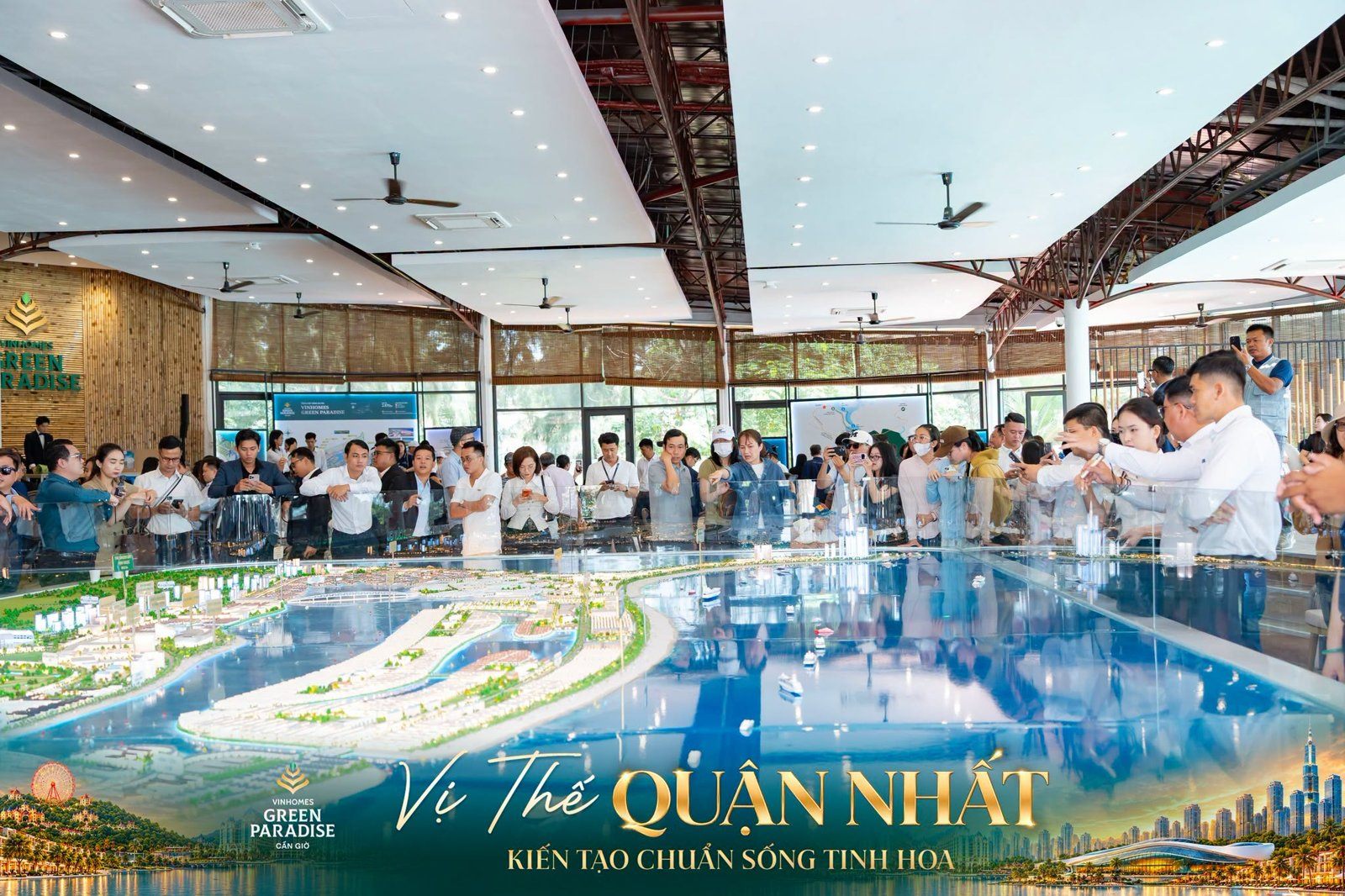 Khách hàng tìm hiểu dự án Vịnh Tiên