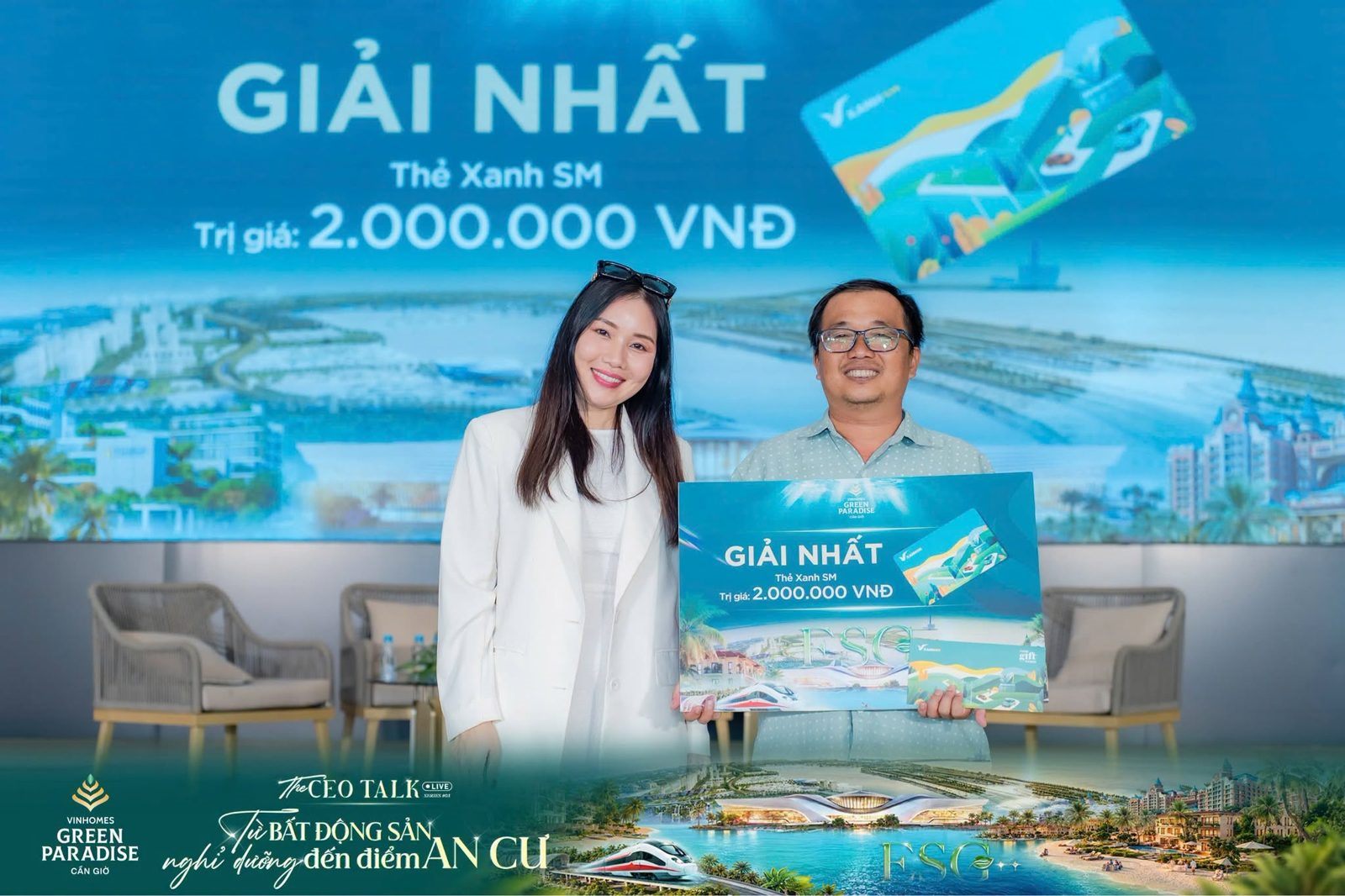 Trao quà cho khách tham quan – Vinhomes Green Paradise